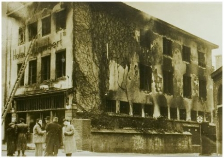 Het afgebrande hotel St. Lambert in Helmond op 6 februari 1956. Fotograaf onbekend.